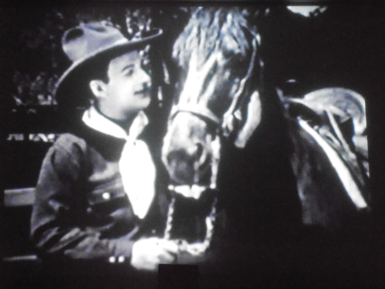 Jack Perrin monte dans ce film